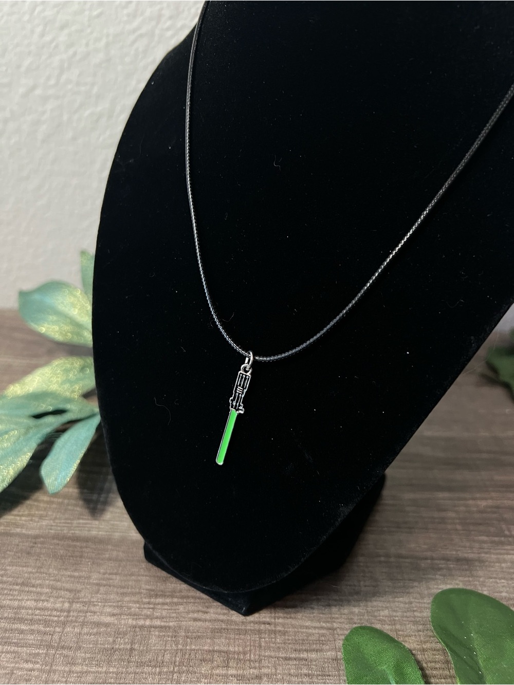 Star Wars Green Lightsaber Pendant Necklace – Black Cord Sci-fi